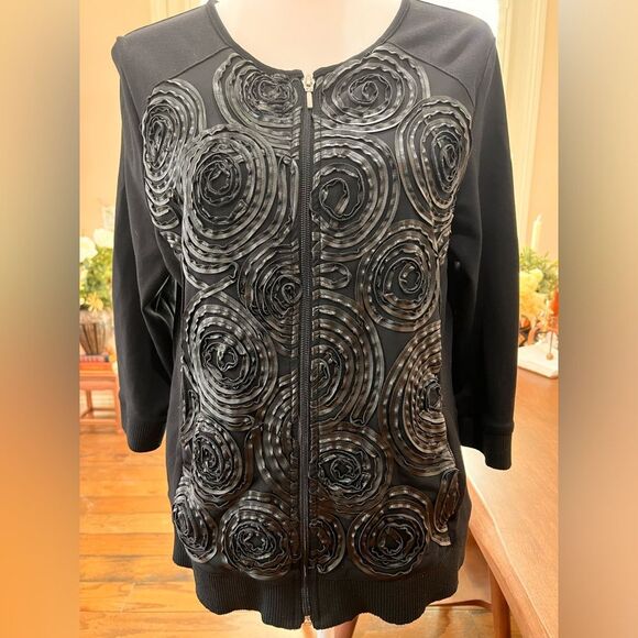 Chico’s Zenergy Black SOUTACHE Zip Jacket Sz S Chic Textured 3D Swirling Pattern - Picture 2 of 7